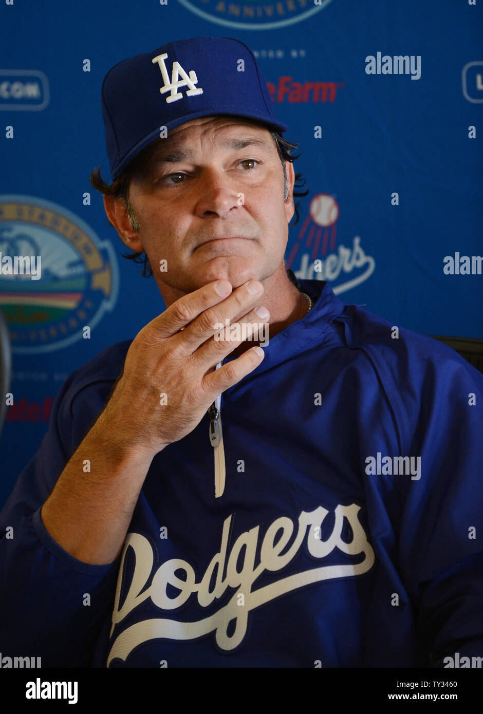 Manager Schwindler' Don Mattingly nimmt an einer Pressekonferenz zur Ankündigung der Los Angeles Dodgers Erwerb von All-Stars Adrian Gonzalez und Carl Crawford, World Series MVP pitcher Josh Beckett und infielder Nick Punto und Bargeld von den Red Sox, während einer Pressekonferenz in der Dodgers Stadion in Los Angeles am 25 August, 2012. Die Schwindler nehmen mehr als 260 Mio. $ in der Lohn- und Gehaltsliste Kosten aus der Sox, nach verschiedenen veröffentlichten Berichten. UPI/Jim Ruymen Stockfoto