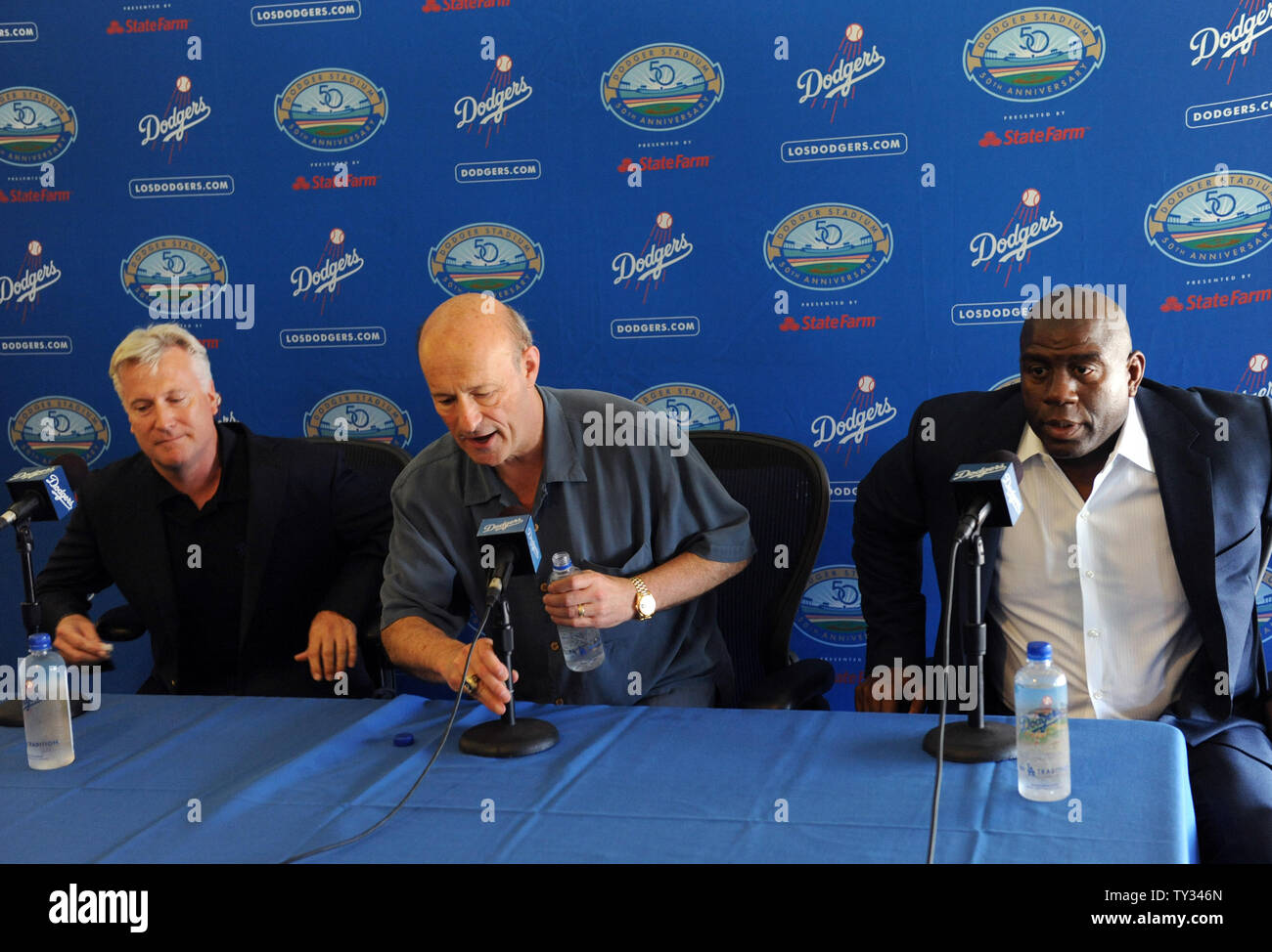 Schwarzfahrer Miteigentümer Earvin "Magic" Johnson (R) in einer Pressekonferenz mit dem Vorsitzenden Mark Walter (L) und CEO Stan Kasten (C) Bekanntgabe der Los Angeles Dodgers Erwerb von All-Stars Adrian Gonzalez und Carl Crawford, World Series MVP pitcher Josh Beckett und infielder Nick Punto und Bargeld von den Red Sox teilnimmt, während einer Pressekonferenz in der Dodgers Stadion in Los Angeles am 25 August, 2012. Die Schwindler nehmen mehr als 260 Mio. $ in der Lohn- und Gehaltsliste Kosten aus der Sox, nach verschiedenen veröffentlichten Berichten. UPI/Jim Ruymen Stockfoto