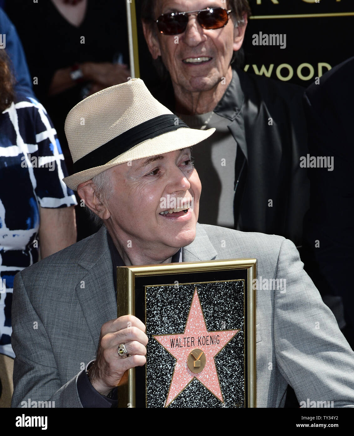 Schauspieler Walter Koenig hält eine Replik Plakette während einer enthüllungsfeier ihn ehrt mit dem 2.479 th Stern auf dem Hollywood Walk of Fame in Los Angeles am 10. September 2012. Koenig ist das letzte Mitglied des 'Star Trek'-Sendung ein Stern zu erhalten. Auf der Rückseite ist Schauspieler Leonard Nimoy. UPI/Jim Ruymen Stockfoto