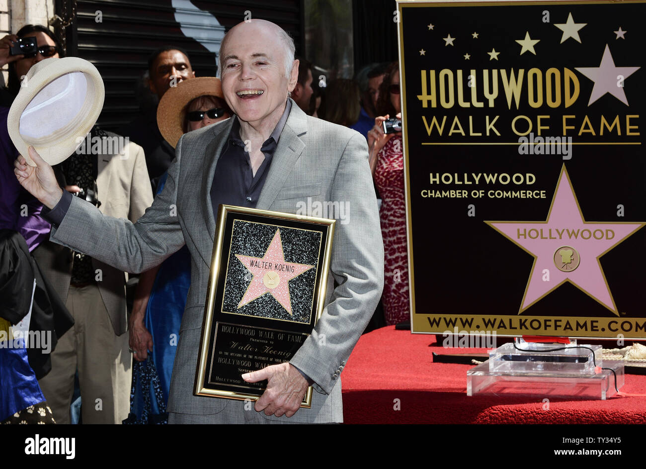 Schauspieler Walter Koenig hält eine Replik Plakette während einer enthüllungsfeier ihn ehrt mit dem 2.479 th Stern auf dem Hollywood Walk of Fame in Los Angeles am 10. September 2012. Koenig ist das letzte Mitglied des 'Star Trek'-Sendung ein Stern zu erhalten. UPI/Jim Ruymen Stockfoto