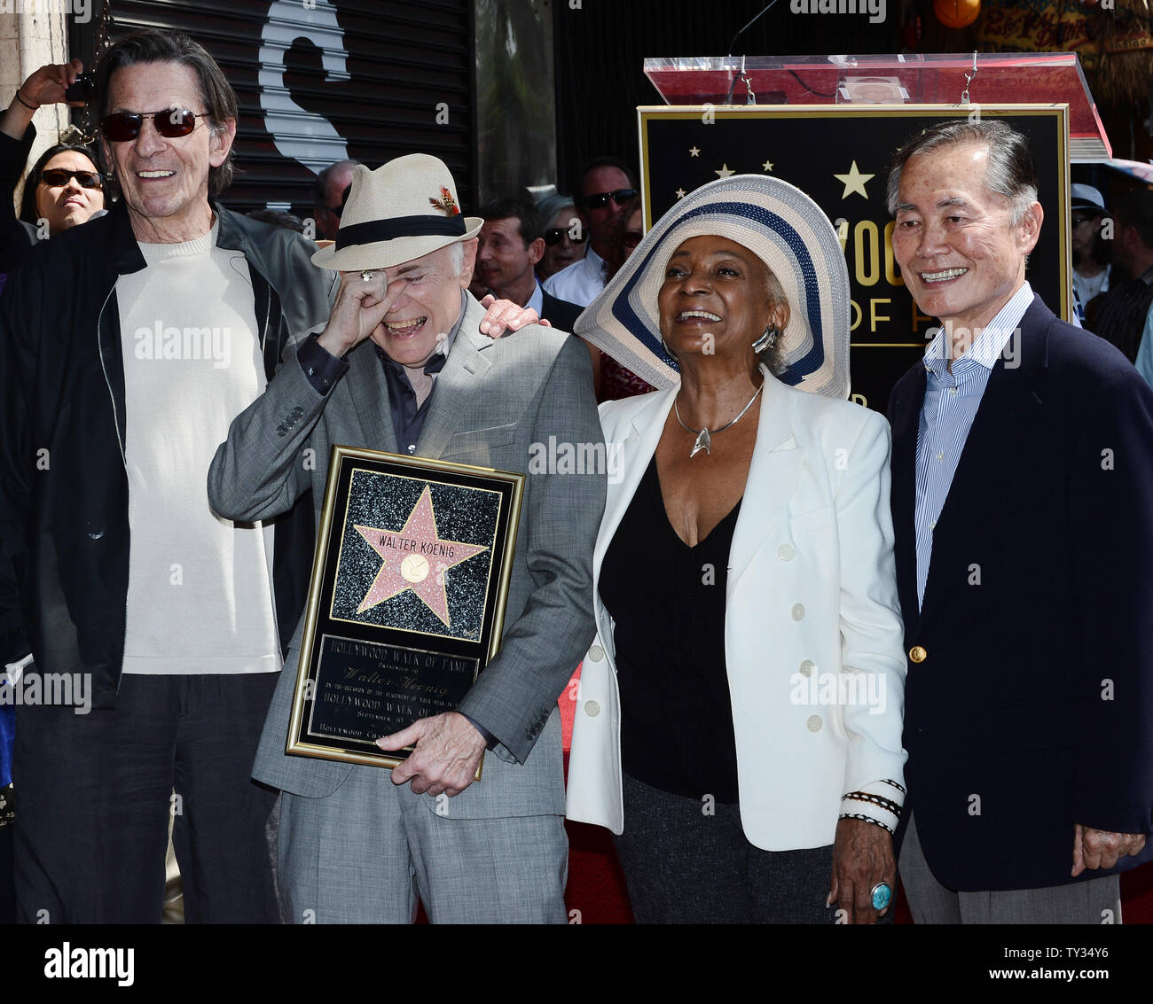 Schauspieler Walter Koenig hält eine Replik Plakette als posiert er mit Schauspielern Leonared Nimoy, (Koenig), Nichelle Nichols, George Takei (L-R), während einer enthüllungsfeier ihn ehrt mit dem 2.479 th Stern auf dem Hollywood Walk of Fame in Los Angeles am 10. September 2012. Koenig, der die russischen Charakter" porträtiert Chekov', ist das letzte Mitglied des 'Star Trek'-Sendung ein Stern zu erhalten. UPI/Jim Ruymen Stockfoto