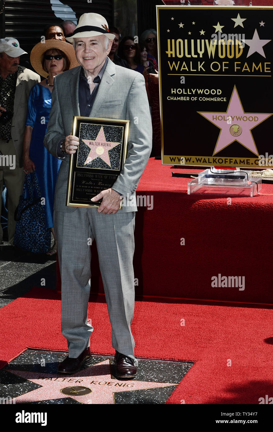 Schauspieler Walter Koenig hält eine Replik Plakette während einer enthüllungsfeier ihn ehrt mit dem 2.479 th Stern auf dem Hollywood Walk of Fame in Los Angeles am 10. September 2012. Koenig, der die russischen Charakter" porträtiert Chekov', ist das letzte Mitglied des 'Star Trek'-Sendung ein Stern zu erhalten. UPI/Jim Ruymen Stockfoto