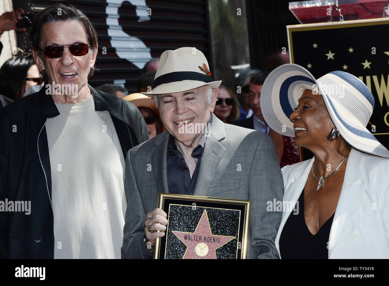 Schauspieler Walter Koenig (C) hält eine Replik Plakette, wie er mit den Schauspielern Leonared Nimoy (L) und Nichelle Nichols, während einer enthüllungsfeier ihn ehrt mit dem 2.479 th Stern auf dem Hollywood Walk of Fame in Los Angeles am 10. September 2012 dar. Koenig, der die russischen Charakter" porträtiert Chekov', ist das letzte Mitglied des 'Star Trek'-Sendung ein Stern zu erhalten. UPI/Jim Ruymen Stockfoto
