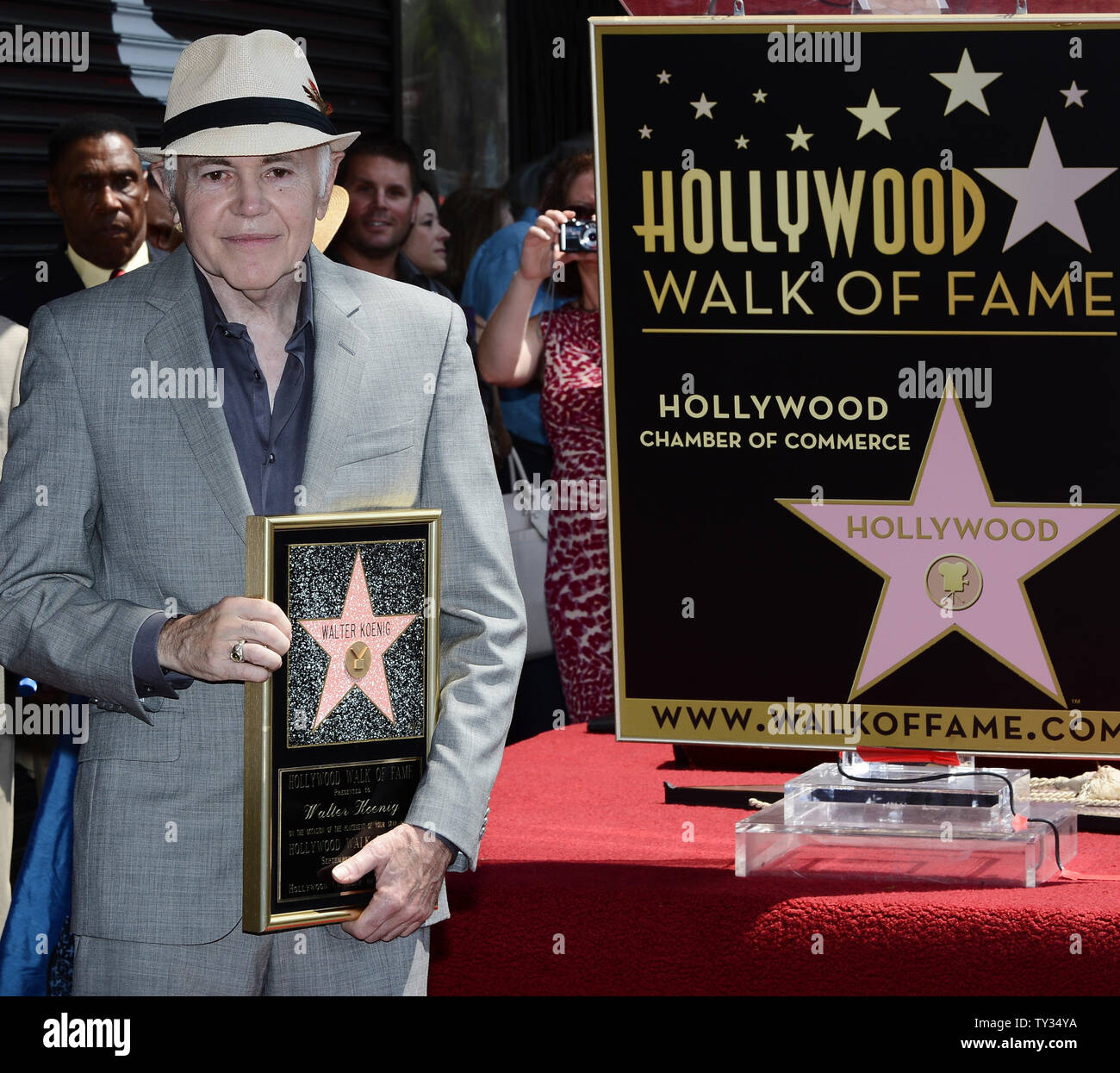 Schauspieler Walter Koenig hält eine Replik Plakette während einer enthüllungsfeier ihn ehrt mit dem 2.479 th Stern auf dem Hollywood Walk of Fame in Los Angeles am 10. September 2012. Koenig, der die russischen Charakter" porträtiert Chekov', ist das letzte Mitglied des 'Star Trek'-Sendung ein Stern zu erhalten. UPI/Jim Ruymen Stockfoto