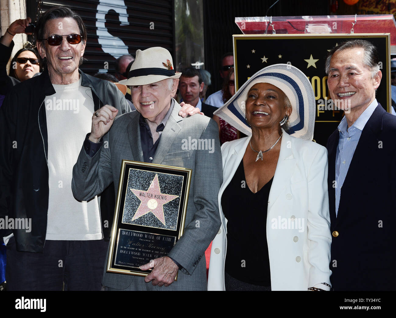 Schauspieler Walter Koenig hält eine Replik Plakette als posiert er mit Schauspielern Leonared Nimoy, (Koenig), Nichelle Nichols, George Takei (L-R), während einer enthüllungsfeier ihn ehrt mit dem 2.479 th Stern auf dem Hollywood Walk of Fame in Los Angeles am 10. September 2012. Koenig, der die russischen Charakter" porträtiert Chekov', ist das letzte Mitglied des 'Star Trek'-Sendung ein Stern zu erhalten. UPI/Jim Ruymen Stockfoto