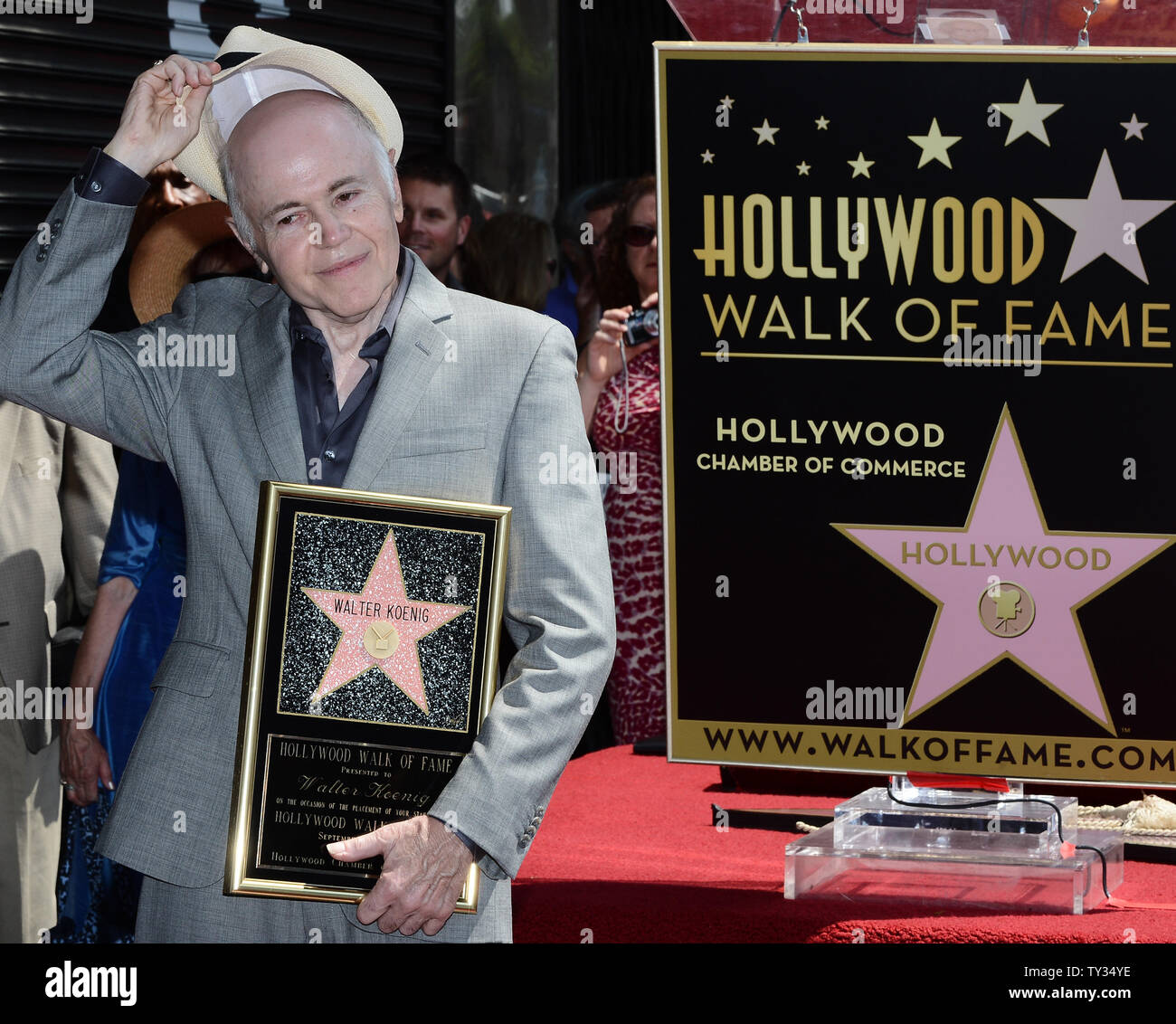 Schauspieler Walter Koenig hält eine Replik Plakette während einer enthüllungsfeier ihn ehrt mit dem 2.479 th Stern auf dem Hollywood Walk of Fame in Los Angeles am 10. September 2012. Koenig, der die russischen Charakter" porträtiert Chekov', ist das letzte Mitglied des 'Star Trek'-Sendung ein Stern zu erhalten. UPI/Jim Ruymen Stockfoto