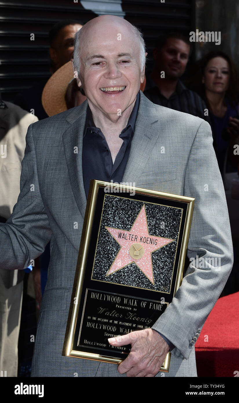 Schauspieler Walter Koenig hält eine Replik Plakette während einer enthüllungsfeier ihn ehrt mit dem 2.479 th Stern auf dem Hollywood Walk of Fame in Los Angeles am 10. September 2012. Koenig, der die russischen Charakter" porträtiert Chekov', ist das letzte Mitglied des 'Star Trek'-Sendung ein Stern zu erhalten. UPI/Jim Ruymen Stockfoto