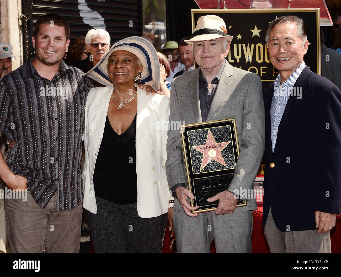 Schauspieler Walter Koenig hält eine Replik Plakette als posiert er mit Rod Roddenberry, Nichelle Nichols (Koenig) und George Takei (L-R), während einer enthüllungsfeier ihn ehrt mit dem 2.479 th Stern auf dem Hollywood Walk of Fame in Los Angeles am 10. September 2012. Koenig, der die russischen Charakter" porträtiert Chekov', ist das letzte Mitglied des 'Star Trek'-Sendung ein Stern zu erhalten. UPI/Jim Ruymen Stockfoto