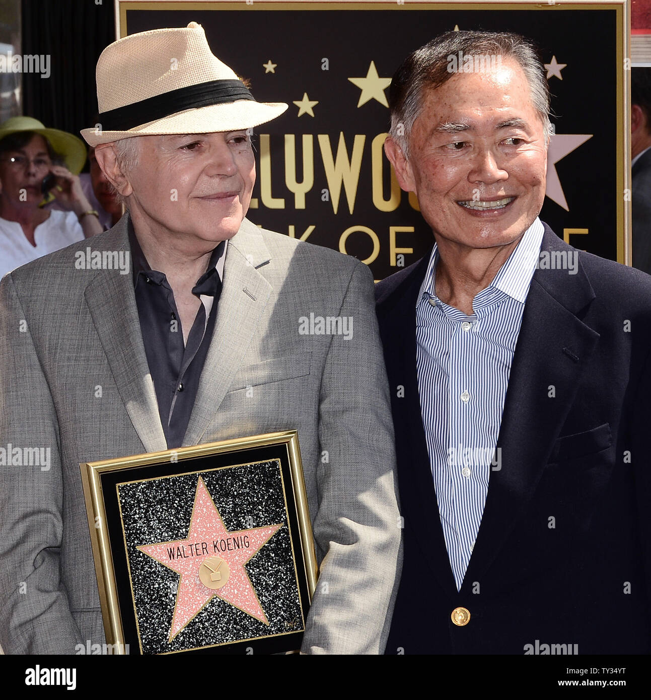 Schauspieler Walter Koenig (L) hält eine Replik Plakette, als er wirft mit Schauspieler George Takei während einer enthüllungsfeier ihn ehrt mit dem 2.479 th Stern auf dem Hollywood Walk of Fame in Los Angeles am 10. September 2012. Koenig ist das letzte Mitglied des 'Star Trek'-Sendung ein Stern zu erhalten. Auf der Rückseite ist Schauspieler Leonard Nimoy. UPI/Jim Ruymen Stockfoto