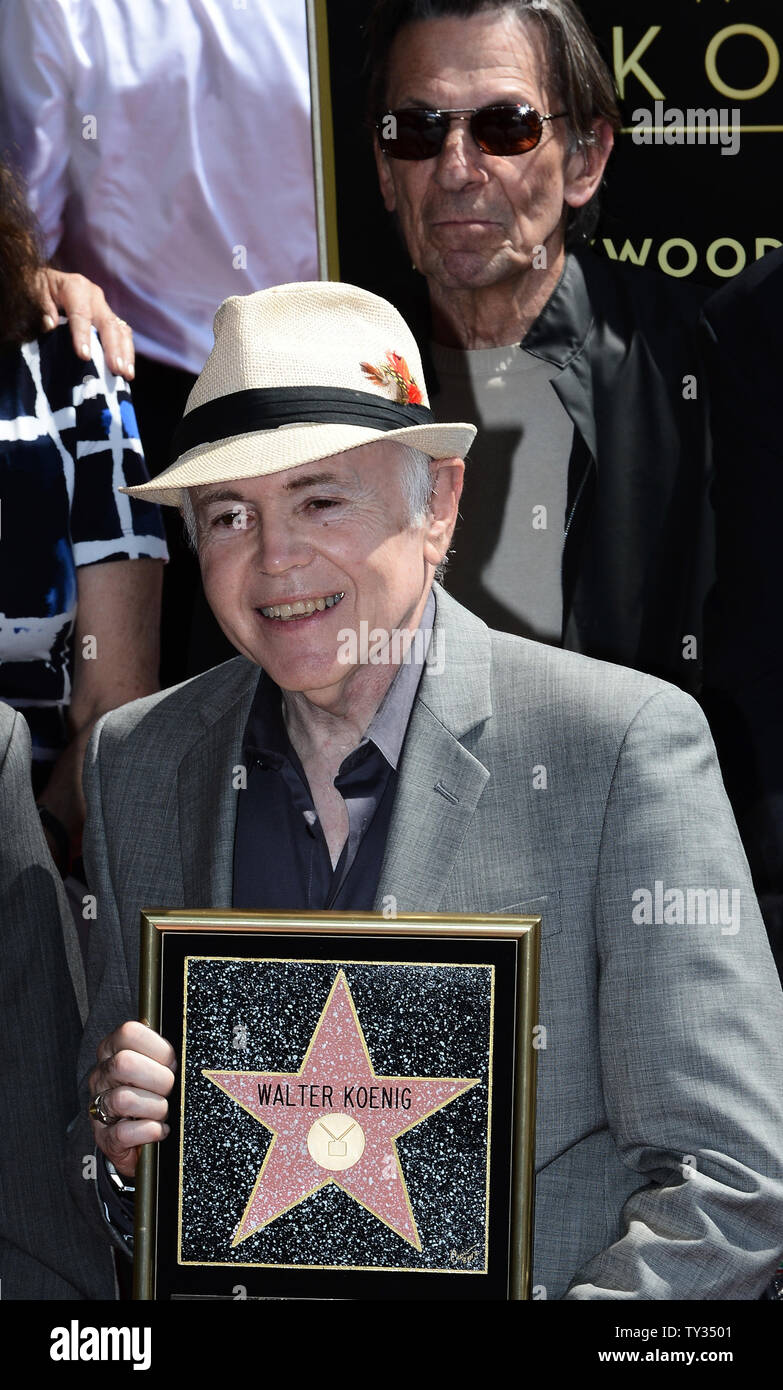 Schauspieler Walter Koenig hält eine Replik Plakette während einer enthüllungsfeier ihn ehrt mit dem 2.479 th Stern auf dem Hollywood Walk of Fame in Los Angeles am 10. September 2012. Koenig ist das letzte Mitglied des 'Star Trek'-Sendung ein Stern zu erhalten. Auf der Rückseite ist Schauspieler Leonard Nimoy. UPI/Jim Ruymen Stockfoto