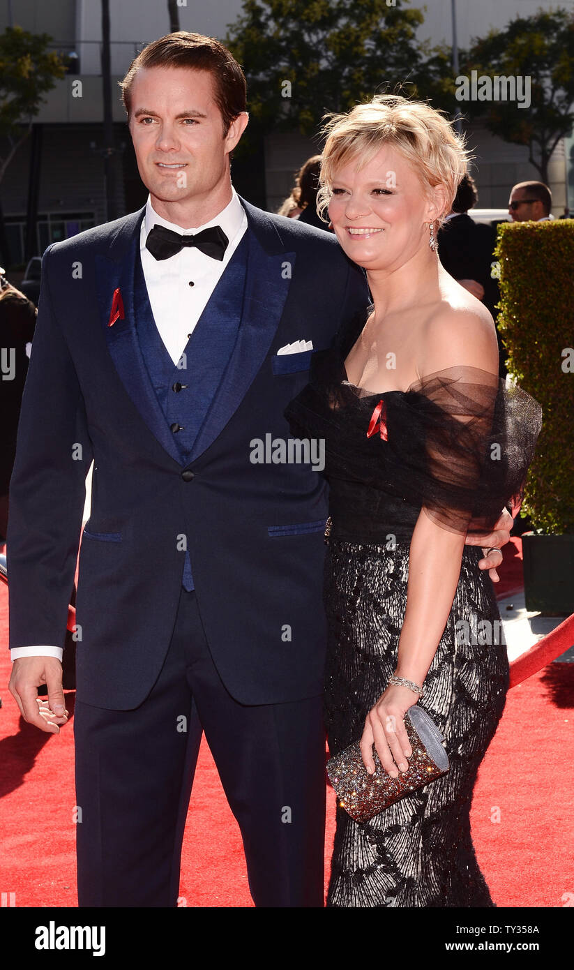 Akteure Martha Plimpton und Edward Owens nehmen an der Akademie für Fernsehen Kunst und Wissenschaften Creative Arts Emmy Awards im Nokia Theater in Los Angeles am 15. September 2012. UPI/Jim Ruymen Stockfoto