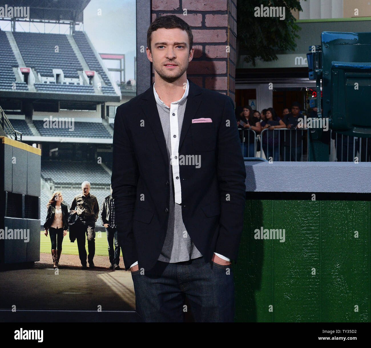 Justin Timberlake, der Mitglied in der motion picture Drama "Trouble mit der Kurve", sorgt sich die Premiere des Films im Village Theatre in Los Angeles am 19. September 2012. UPI/Jim Ruymen Stockfoto