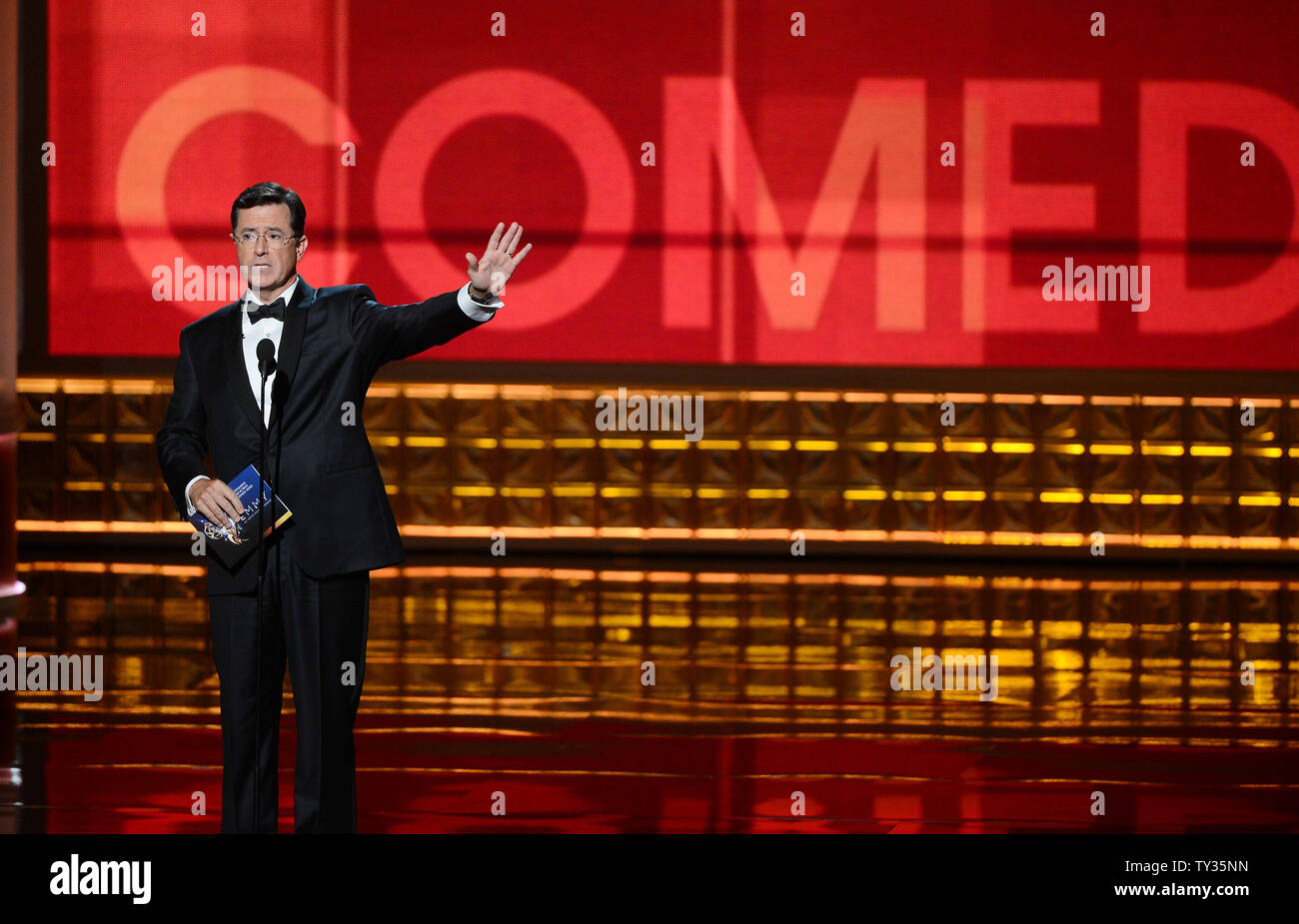 Fernsehen host Stephen Colbert erscheint auf der Bühne an der 64th Primetime Emmys im Nokia Theater in Los Angeles am 23. September 2012. UPI/Jim Ruymen Stockfoto