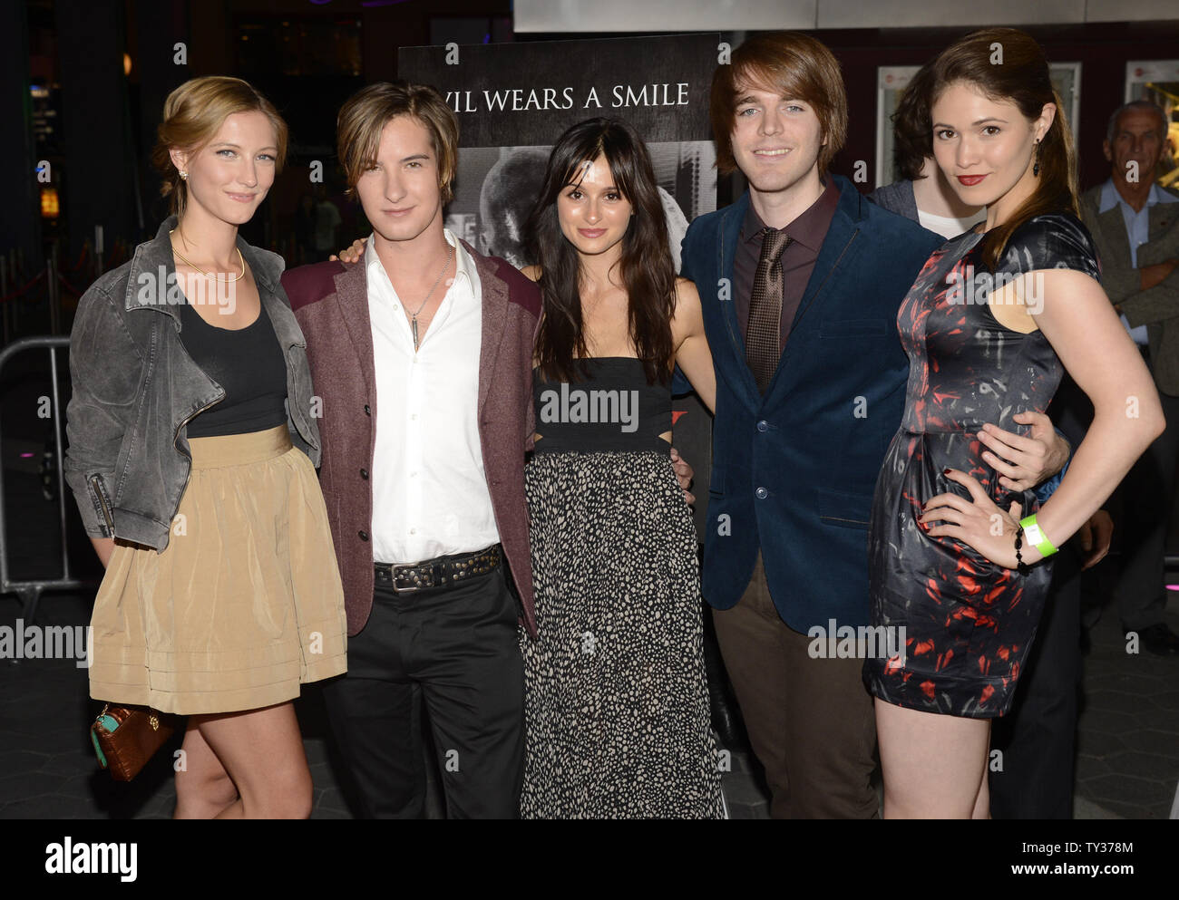 Darsteller Caitlin Gerard (L-R), Andrew James Allen, Melanie Papalia, Shane Dawson und Jana Winternitz Besuchen die Premiere der Horror Film miley' an der AMC Universal Citywalk Stadion 19 in Los Angeles am 9. Oktober 2012. UPI/Phil McCarten Stockfoto