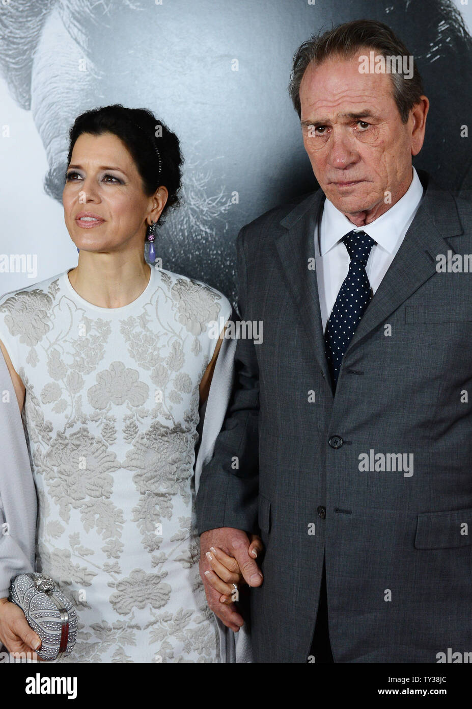 Warf Mitglied Tommy Lee Jones und seine Frau Dawn kommen bei der Premiere des historischen biographischen Motion Picture 'Lincoln', als Teil des AFI Fest 2012 am Grauman's Chinese Theater in Hollywood" in Los Angeles am 8. November 2012. UPI/Jim Ruymen Stockfoto