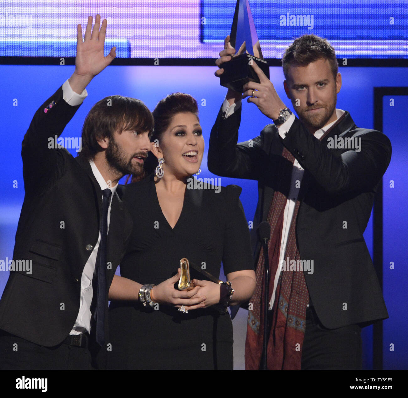 Dave Haywood, Hillary Scott, und Charles Kelley von Lady Antebellum akzeptieren Sie die bevorzugten Country Music Band, Duo oder Gruppe auf der Bühne auf der 40. jährlichen American Music Awards in Los Angeles am 18. November 2012. UPI/Phil McCarten Stockfoto