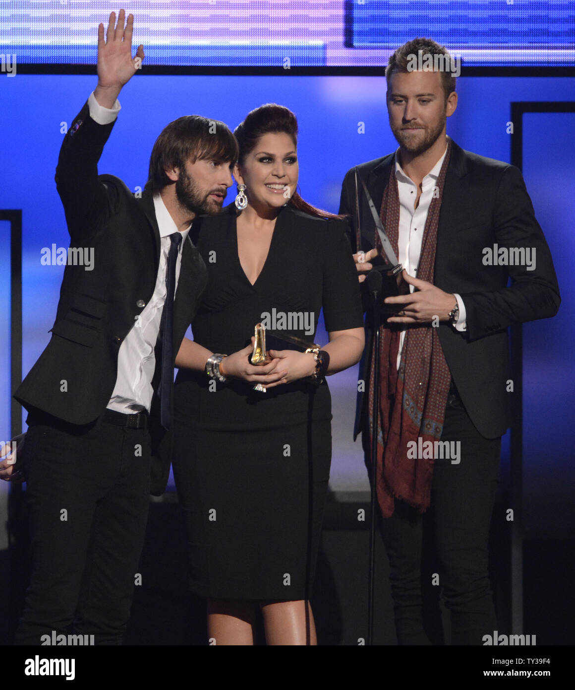 Dave Haywood, Hillary Scott, und Charles Kelley von Lady Antebellum akzeptieren Sie die bevorzugten Country Music Band, Duo oder Gruppe auf der Bühne auf der 40. jährlichen American Music Awards in Los Angeles am 18. November 2012. UPI/Phil McCarten Stockfoto