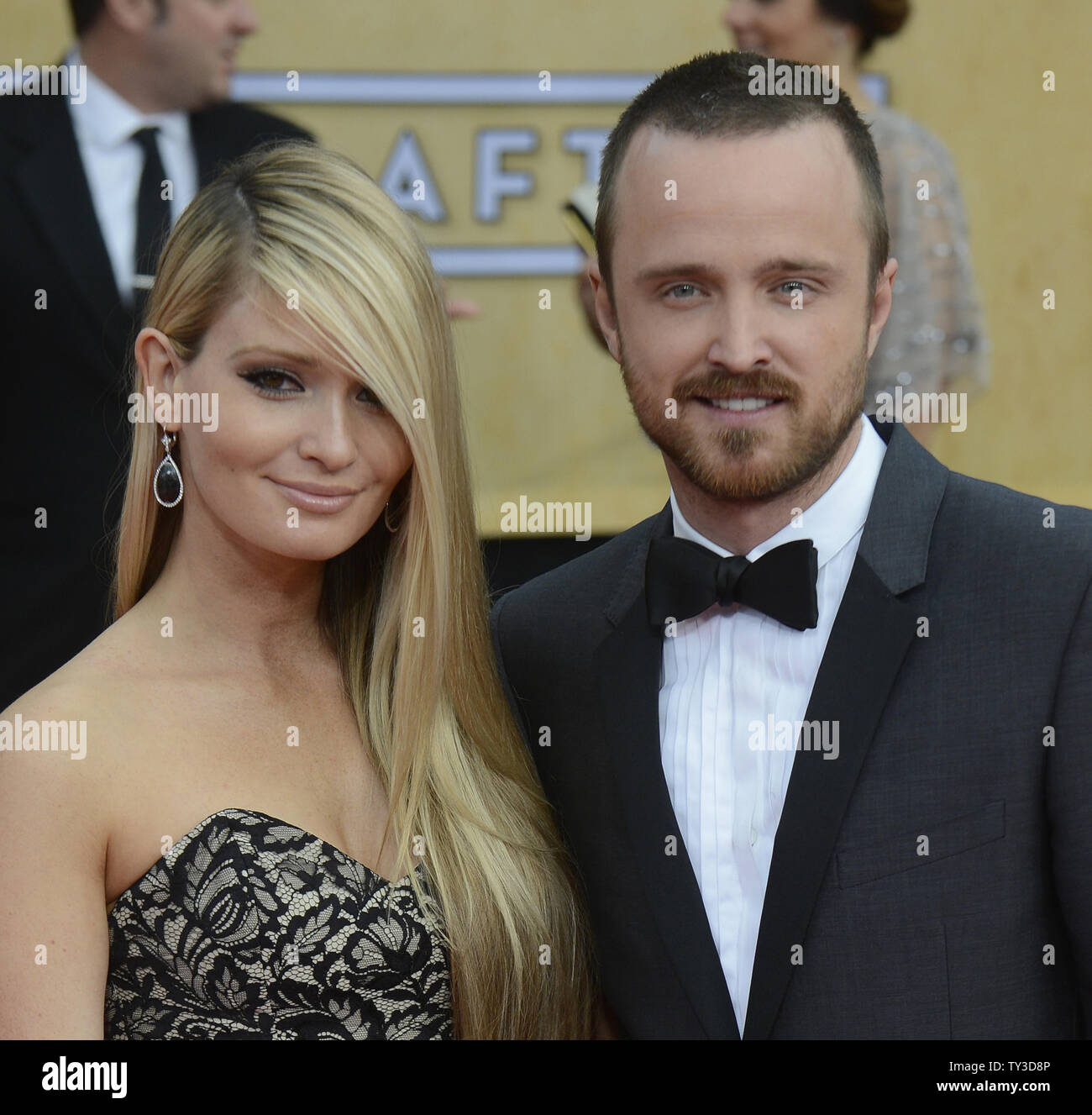 Schauspieler Aaron Paul (R) und Lauren Parsekian kommen für die 19. jährlichen SAG Awards im Shrine Auditorium in Los Angeles am 27. Januar 2013 statt. UPI/Phil McCarten Stockfoto