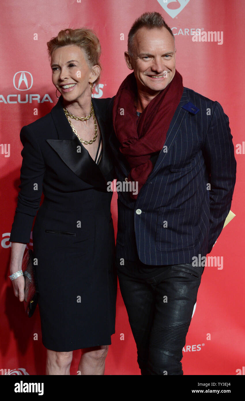Musiker Sting und seine Ehefrau Trudie Styler, Hersteller kommen an der 2013 MusiCares Person des Jahres Gala zu Ehren Bruce Springsteen in Los Angeles am 8. Februar 2013 in Los Angeles. UPI/Jim Ruymen Stockfoto