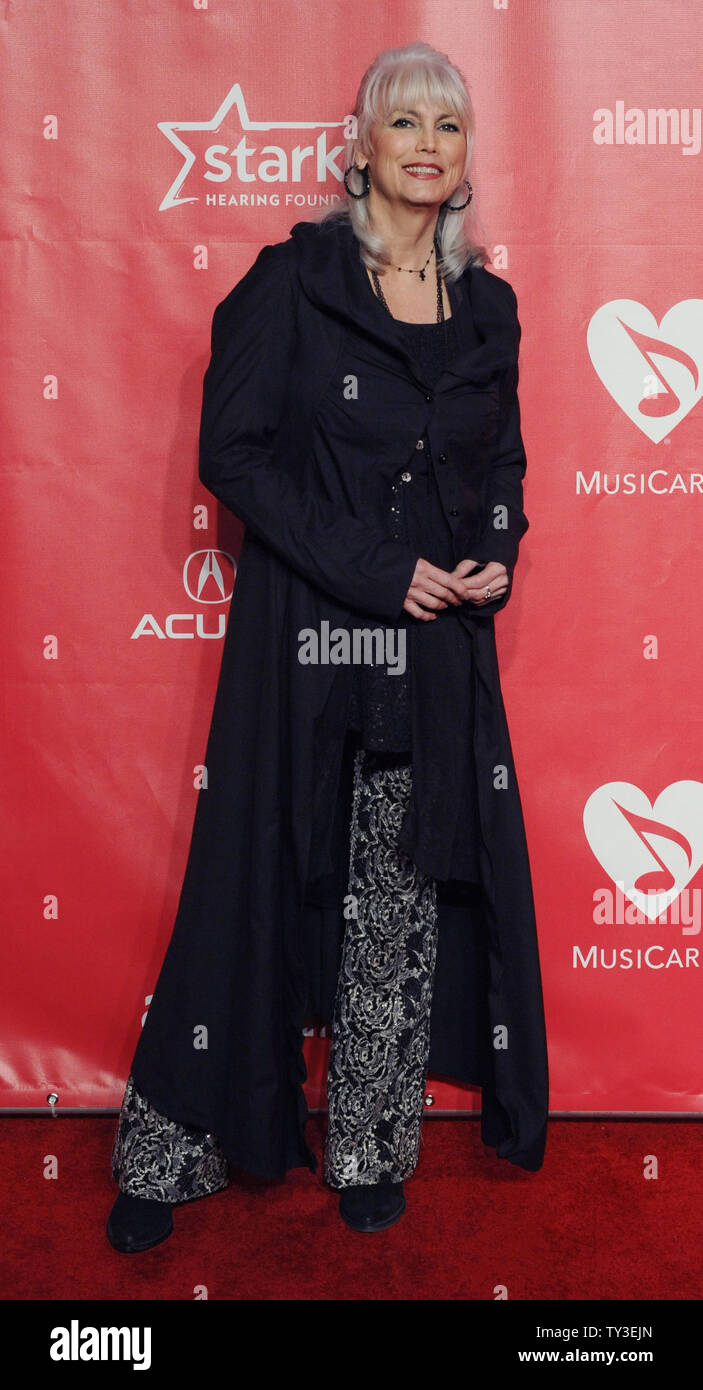 Musiker Emmylou Harris kommt an der 2013 MusiCares Person des Jahres Gala zu Ehren Bruce Springsteen in Los Angeles am 8. Februar 2013 in Los Angeles. UPI/Jim Ruymen Stockfoto