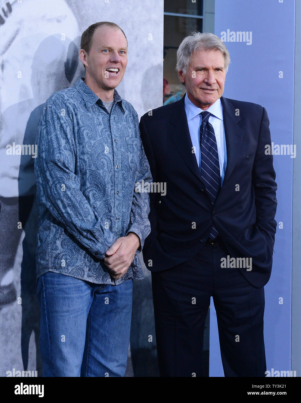 Regisseur und Drehbuchautor Brian Helgeland und Schauspieler Harrison Ford, ein Ensemble in der motion picture sport Biografie '42', besucht die Premiere des Films in TCL Chinese Theatre in Hollywood" in Los Angeles am 9. April 2013. '42' zeigt Jackie Robinson's Lebensgeschichte und seine Geschichte - die Unterzeichnung in professionellen Baseball mit den Brooklyn Dodgers unter der Leitung von Team executive Branch Rickey. UPI/Jim Ruymen Stockfoto