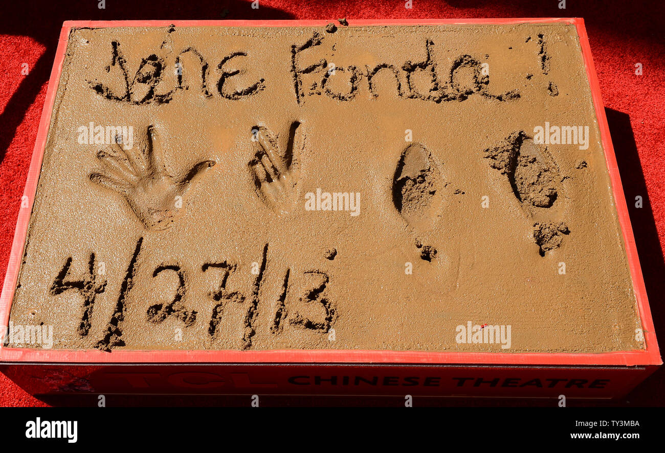 Schauspielerin Jane Fondas Zement Plaque ist nach ihrem Handabdruck & footprint Zeremonie als Teil der 2013 TCM klassischen Film Festival in TCL Chinese Theatre in Los Angeles gesehen am 27. April 2013. Fonda ist eine US-amerikanische Schauspielerin, Schriftstellerin, politische Aktivistin, ehemaliges Model und Fitness Guru. Sie stieg auf Ruhm in den 60er Jahren mit Filmen wie "Schießen Sie Pferde, nicht wahr", "Barbarella" und "Cat Ballou". Sie hat zwei Academy Awards, einen Emmy Award, drei Golden Globes gewonnen und erhielt mehrere andere Film Awards und Nominierungen während mehr als 50 Jahren als Schauspielerin. Nach 15 Jahren in den Ruhestand, Sie retur Stockfoto