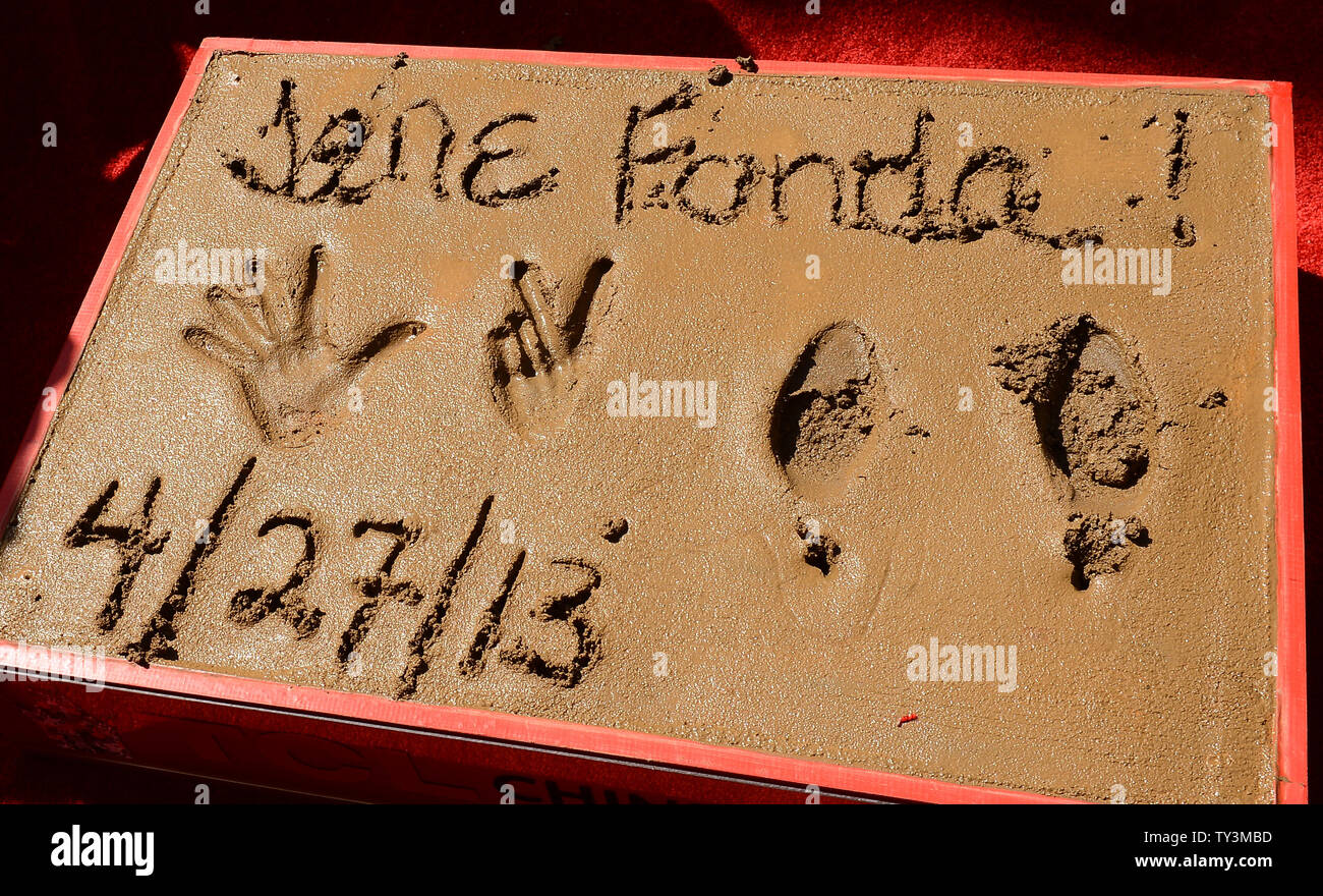 Schauspielerin Jane Fondas Zement Plaque ist nach ihrem Handabdruck & footprint Zeremonie als Teil der 2013 TCM klassischen Film Festival in TCL Chinese Theatre in Los Angeles gesehen am 27. April 2013. Fonda ist eine US-amerikanische Schauspielerin, Schriftstellerin, politische Aktivistin, ehemaliges Model und Fitness Guru. Sie stieg auf Ruhm in den 60er Jahren mit Filmen wie "Schießen Sie Pferde, nicht wahr", "Barbarella" und "Cat Ballou". Sie hat zwei Academy Awards, einen Emmy Award, drei Golden Globes gewonnen und erhielt mehrere andere Film Awards und Nominierungen während mehr als 50 Jahren als Schauspielerin. Nach 15 Jahren in den Ruhestand, Sie retur Stockfoto