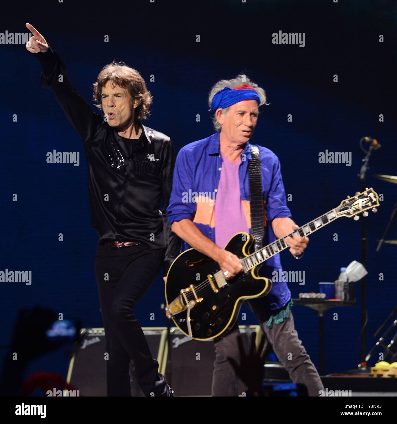 Mick Jagger (L) und Keith Richards von den Rolling Stones "It's only Rock 'N' Roll (aber ich mag es)" auf der Bühne als Teil der Gruppe '50 und Zählen"-Tour im Staples Center in Los Angeles am 20. Mai 2013. UPI/Jim Ruymen Stockfoto