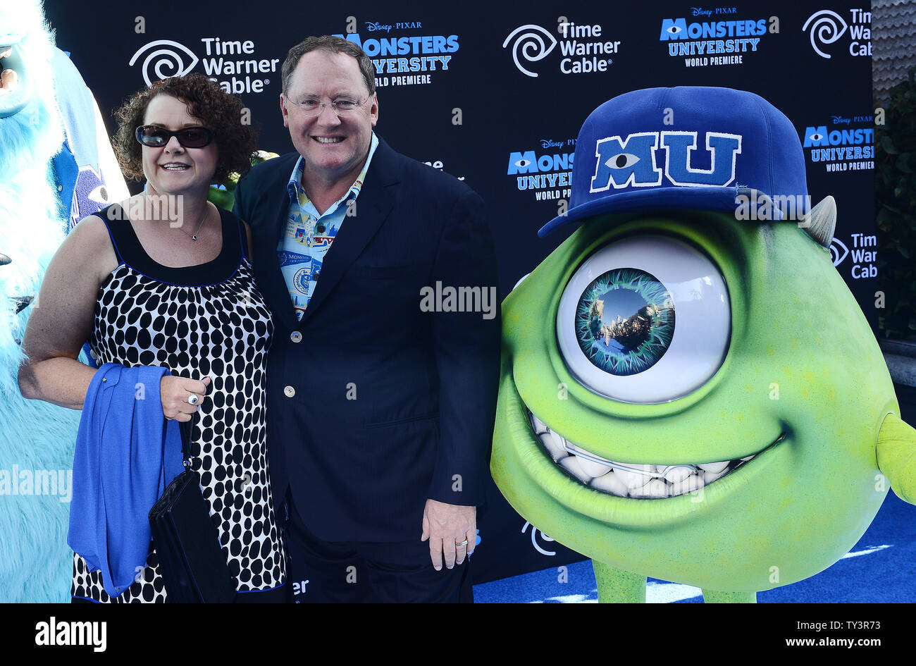 Pixars Chief Creative Officer John Lasseter und seine Frau Nancy ankommen für die 'Monsters Universität" Premiere am El Capitan Theatre in Hollywood" in Los Angeles am 17. Juni 2013. UPI/Jim Ruymen Stockfoto