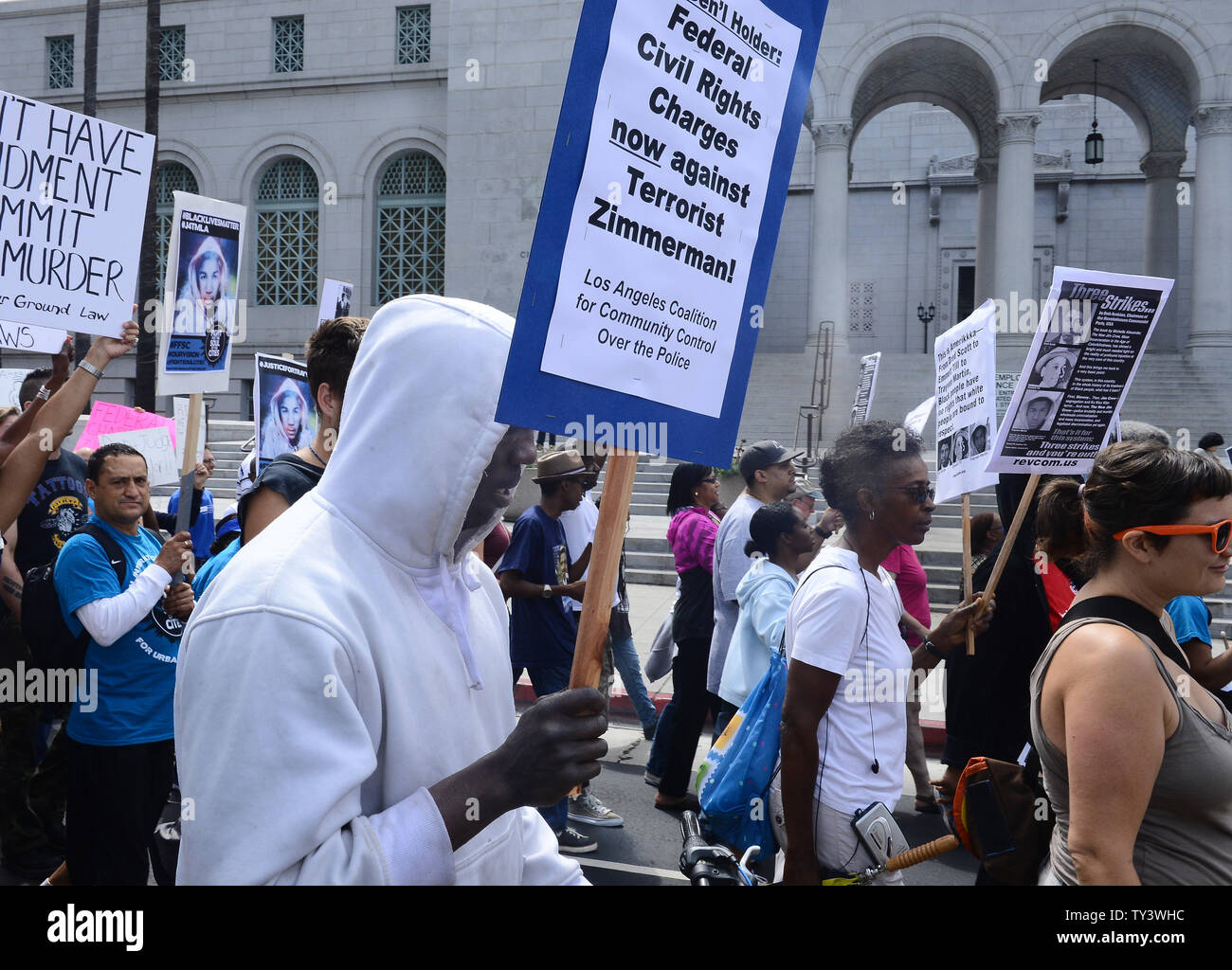 Hunderte von Demonstranten an einer "Gerechtigkeit für Trayvon' Rally am Bundesgericht in der Innenstadt von Los Angeles am 20 Juli, 2013. Die Demonstration war Teil eines 100-Stadt Bemühung, eine Untersuchung zu möglichen Verletzungen der Bürgerrechte Travyon Martin's zu verlangen. Eine Jury in Sanford, Florida am vergangenen Samstag George Zimmerman, ein freiwilliger Nachbarschaft Wächter, nicht schuldig der Dreharbeiten Martin tot, einen 17 Jahre alten unbewaffneten jugendlich in der Nacht vom 26. Februar 2012 gefunden. UPI/Jim Ruymen Stockfoto