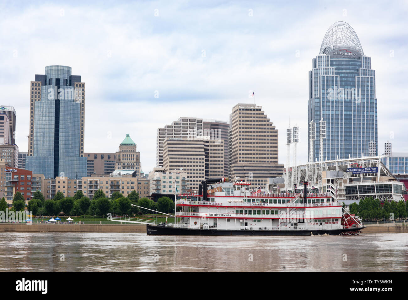 Cincinnati, Ohio, USA - 22. Juni 2019: Die Belle von Cincinnati River Boat, das Navigieren durch den Ohio River, mit den Cincinnati Skyline im Hintergrund Stockfoto