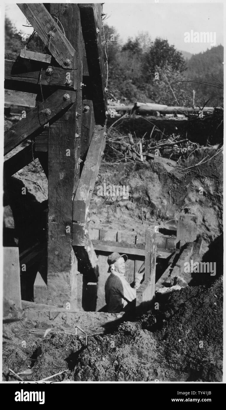 Ausgrabungen im Südosten bein Turm C. Traggerüst ist in allen Aushub benötigt mehr als 6 Fuß tief.; Umfang und Inhalt: Angess Brücke über Rogue River in Siskiyou National Forest. Stockfoto