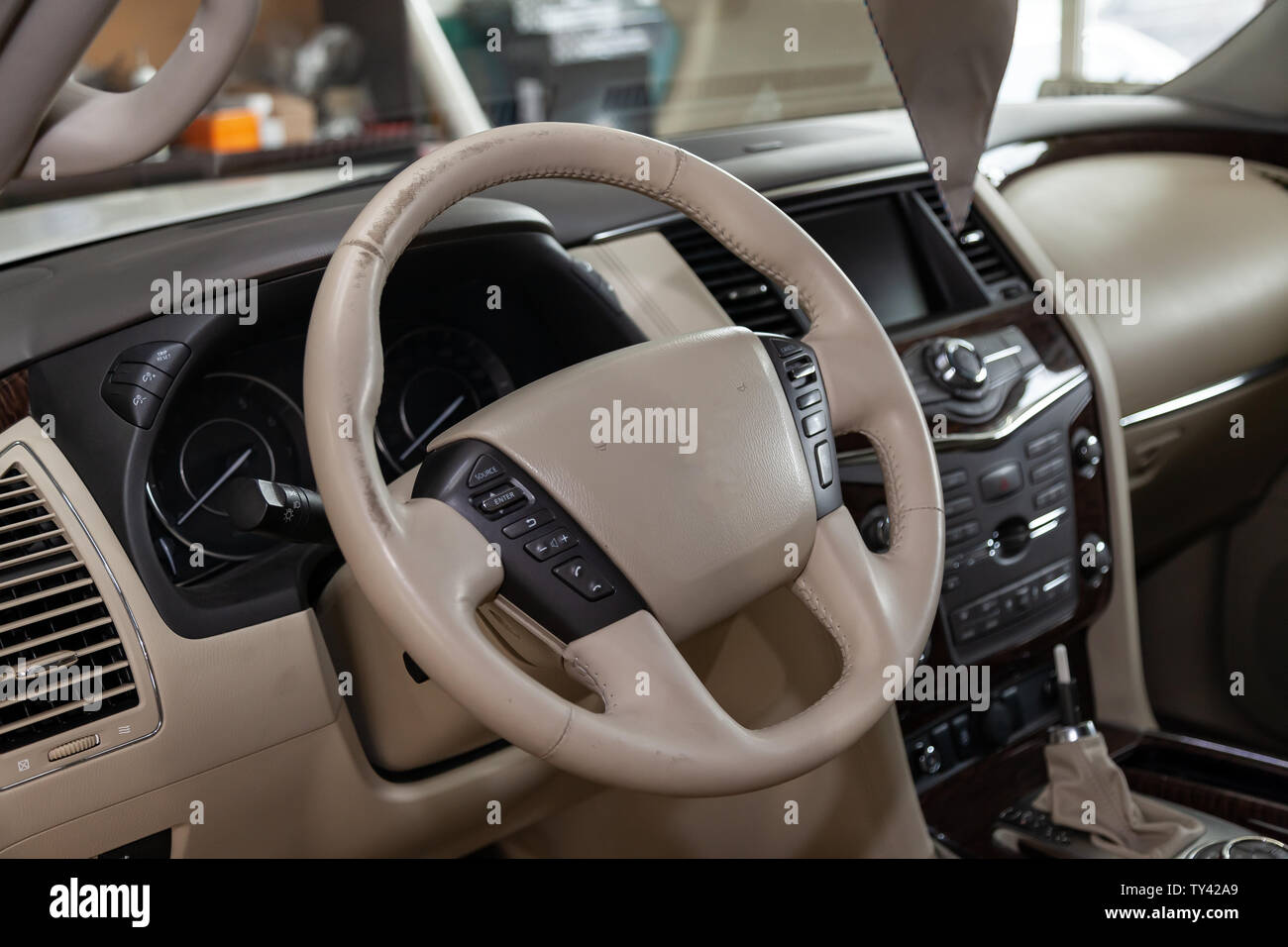 Mercedes Benz W212 - Jahr 2013, Avantgarde-Ausstattung, beigefarbenes Leder  Luxus-Interieur - E-Klasse 250 CDI, Sonderanfertigungen - von Mitarbeitern  hergestelltes Auto Stockfotografie - Alamy
