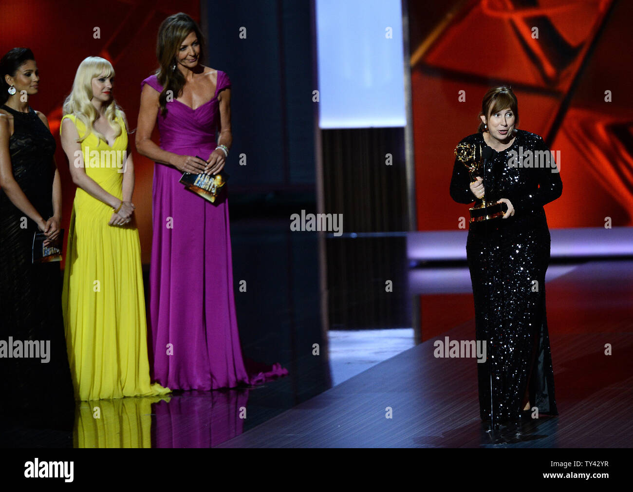 Abi Morgan gewinnt den Emmy für herausragende Schreiben für eine Miniserie oder Film bei der 65. jährlichen Primetime Emmy Awards bei Nokia Theater in Los Angeles am 22. September 2013. UPI/Jim Ruymen Stockfoto