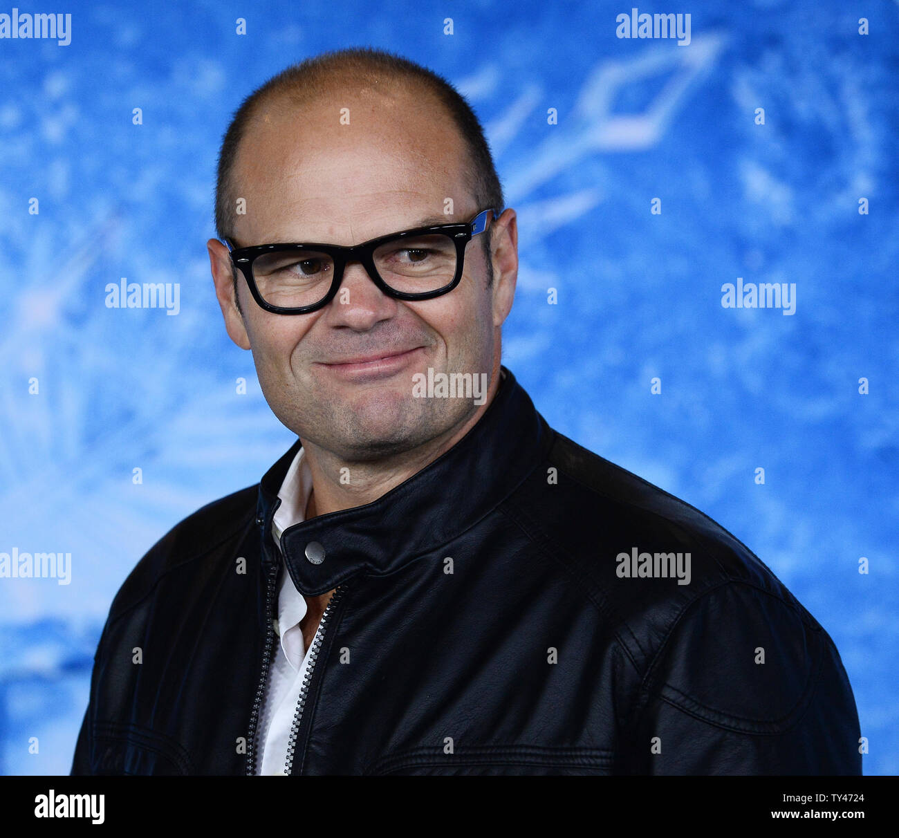 Schauspieler Chris Bauer besucht die Premiere der animierte motion picture musikalische Komödie "Eingefroren" mit ihrem Sohn Hank Baskett IV am El Capitan Theatre in Hollywood" in Los Angeles am 19. November 2013. Storyline: Fearless optimist Anna Mannschaften oben mit Kristoff in eine epische Reise, die Begegnung mit Everest - wie Bedingungen und einer lustigen Schneemann namens Olaf in einem Rennen Anna's Schwester Elsa, deren eisigen Mächte das Königreich im ewigen Winter gefangen haben, zu finden. UPI/Jim Ruymen Stockfoto