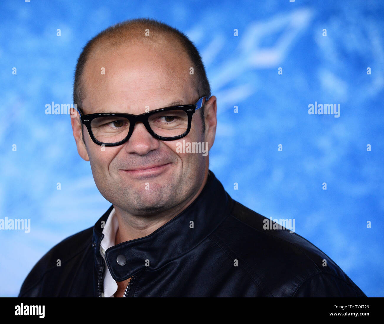 Schauspieler Chris Bauer besucht die Premiere der animierte motion picture musikalische Komödie "Eingefroren" mit ihrem Sohn Hank Baskett IV am El Capitan Theatre in Hollywood" in Los Angeles am 19. November 2013. Storyline: Fearless optimist Anna Mannschaften oben mit Kristoff in eine epische Reise, die Begegnung mit Everest - wie Bedingungen und einer lustigen Schneemann namens Olaf in einem Rennen Anna's Schwester Elsa, deren eisigen Mächte das Königreich im ewigen Winter gefangen haben, zu finden. UPI/Jim Ruymen Stockfoto