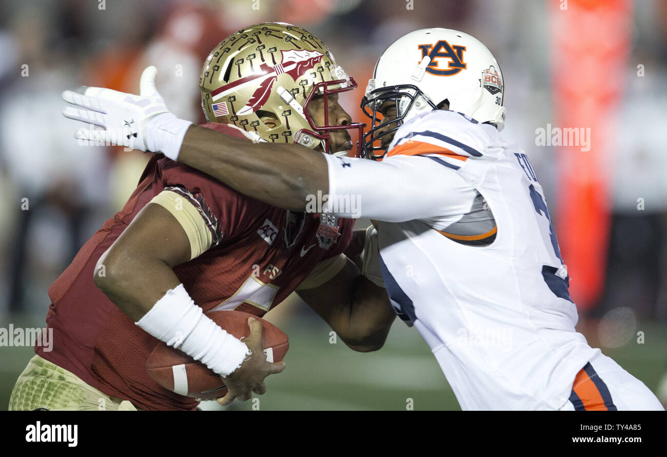 Auburn Tiger defensive Ende Dee Ford, rechts, Säcke Florida State Seminoles quarterback Jameis Winston, Links, im ersten Quartal des BCS nationalen Titel Spiel im Rose Bowl in Pasadena, Kalifornien am 6. Januar 2014. UPI/Mark Wallheiser Stockfoto