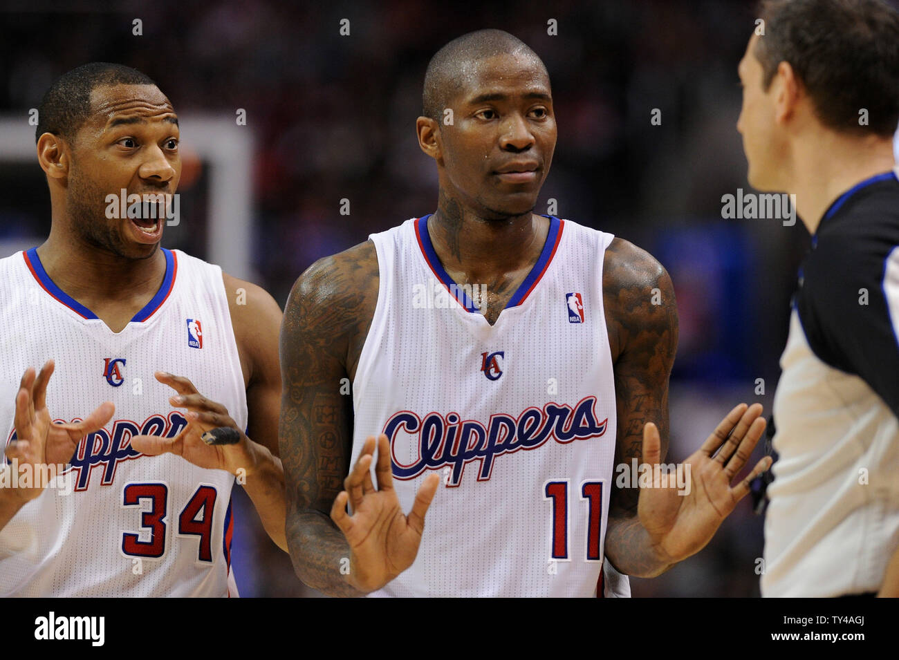 Los Angeles Clippers Willie Green (L) und Mannschaftskamerad Jamal Crawford sprechen mit NBA Offiziellen J.T. Orr während der zweiten Hälfte gegen die Boston Celtics in Los Angeles am 8. Januar 2014. Die Clippers besiegten die Celtics 111-105. UPI/Jon SooHoo Stockfoto