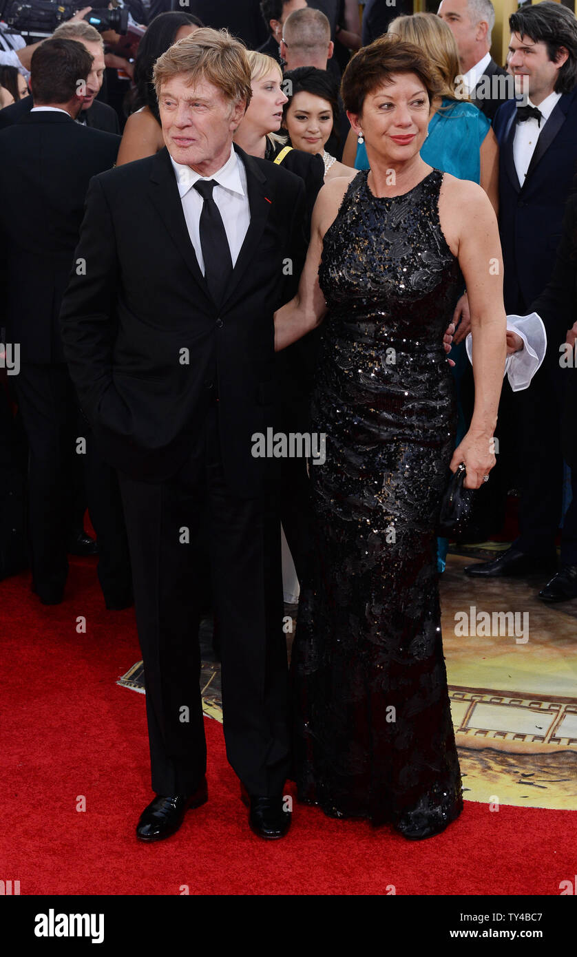 Schauspieler Robert Redford und seine Frau Sibylle Szaggars kommen für die 71. jährlichen Golden Globe Awards im Beverly Hilton Hotel in Beverly Hills, Kalifornien am 12. Januar 2014. UPI/Jim Ruymen Stockfoto