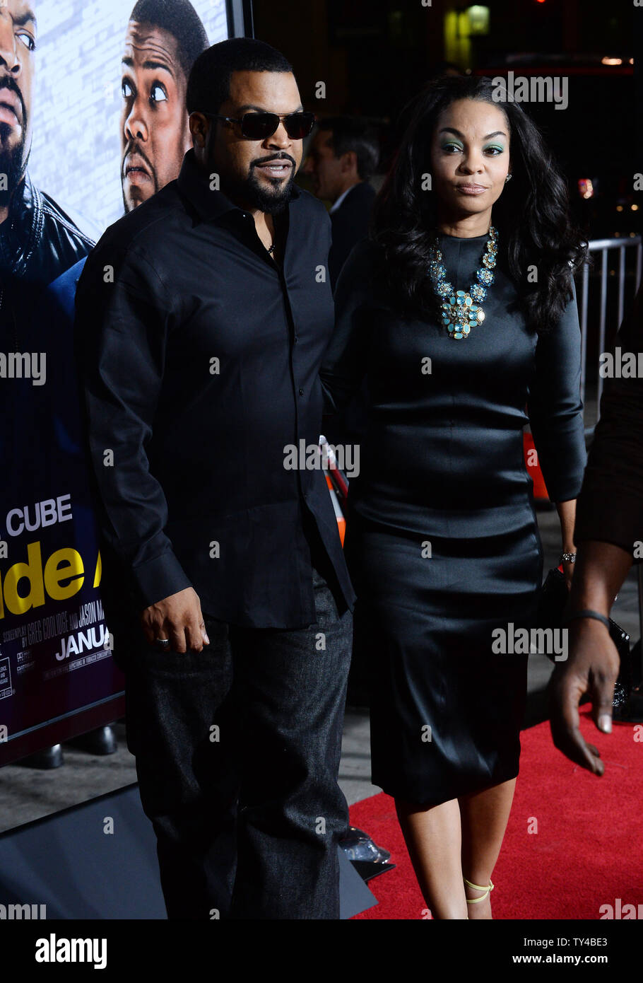 Warf Mitglied Ice Cube und seine Frau Kimberly Waldmeister Besuchen die Premiere der motion picture Komödie 'Fahren' an TCL Chinese Theatre in Hollywood" in Los Angeles am 13. Januar 2014. In dem Film, schnell sprechenden Wachmann Ben (Kevin Hart) verbindet seine cop Schwager James (Ice Cube) auf eine rund um die Uhr patrouille von Atlanta, um sich würdig zu heiraten, Angela (Tika Sumpter), James' Schwester zu beweisen. UPI/Jim Ruymen Stockfoto