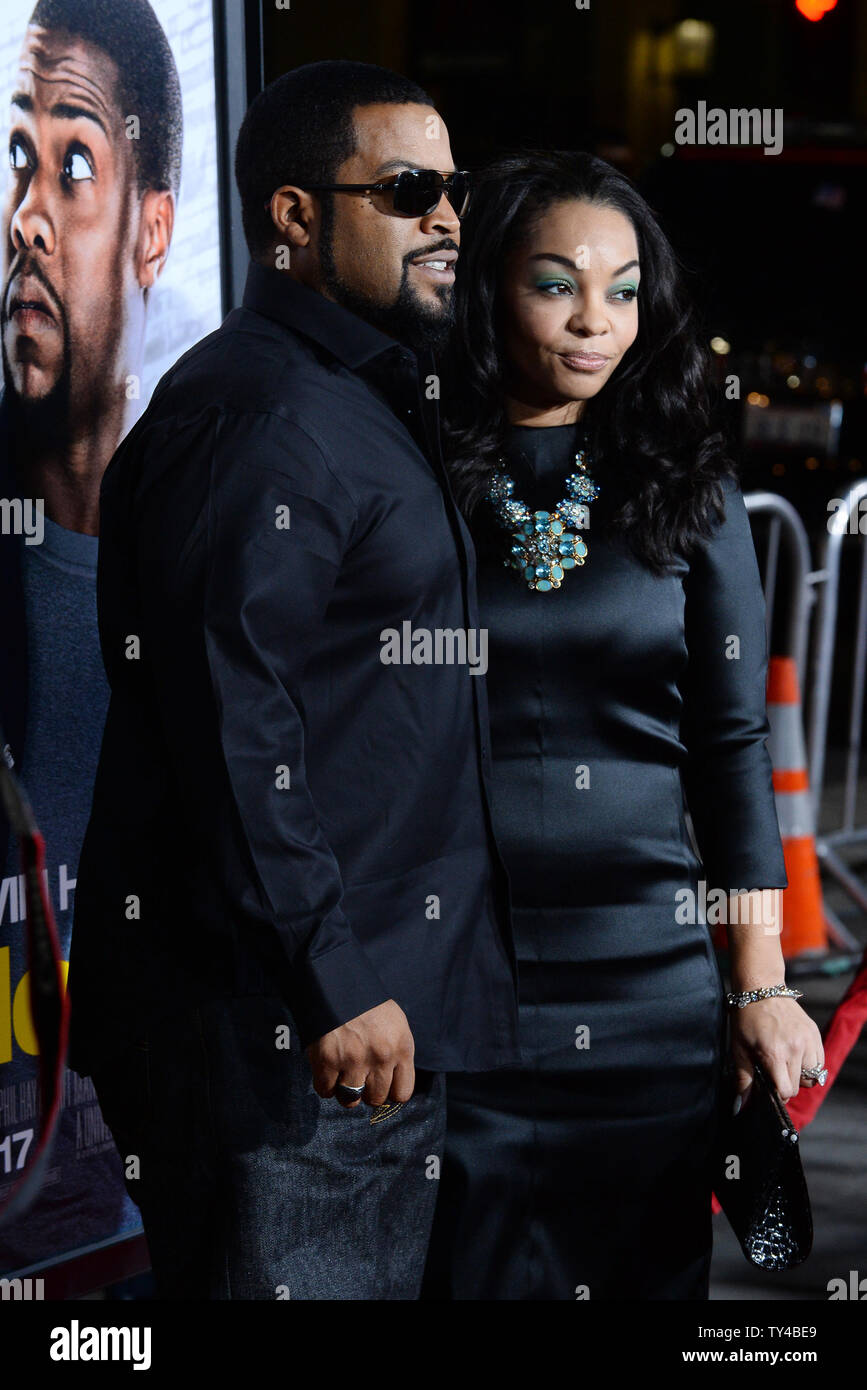 Warf Mitglied Ice Cube und seine Frau Kimberly Waldmeister Besuchen die Premiere der motion picture Komödie 'Fahren' an TCL Chinese Theatre in Hollywood" in Los Angeles am 13. Januar 2014. In dem Film, schnell sprechenden Wachmann Ben (Kevin Hart) verbindet seine cop Schwager James (Ice Cube) auf eine rund um die Uhr patrouille von Atlanta, um sich würdig zu heiraten, Angela (Tika Sumpter), James' Schwester zu beweisen. UPI/Jim Ruymen Stockfoto