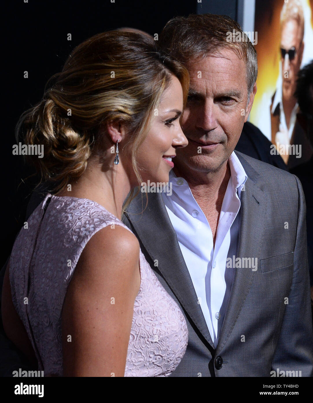 Warf Mitglied Kevin Costner und seine Frau Christine Baumgartner die Premiere der motion picture Thriller' Jack Ryan: Shadow rekrutieren' an TCL Chinese Theatre in Hollywood" in Los Angeles und am 15. Januar 2014 teil. UPI/Jim Ruymen Stockfoto