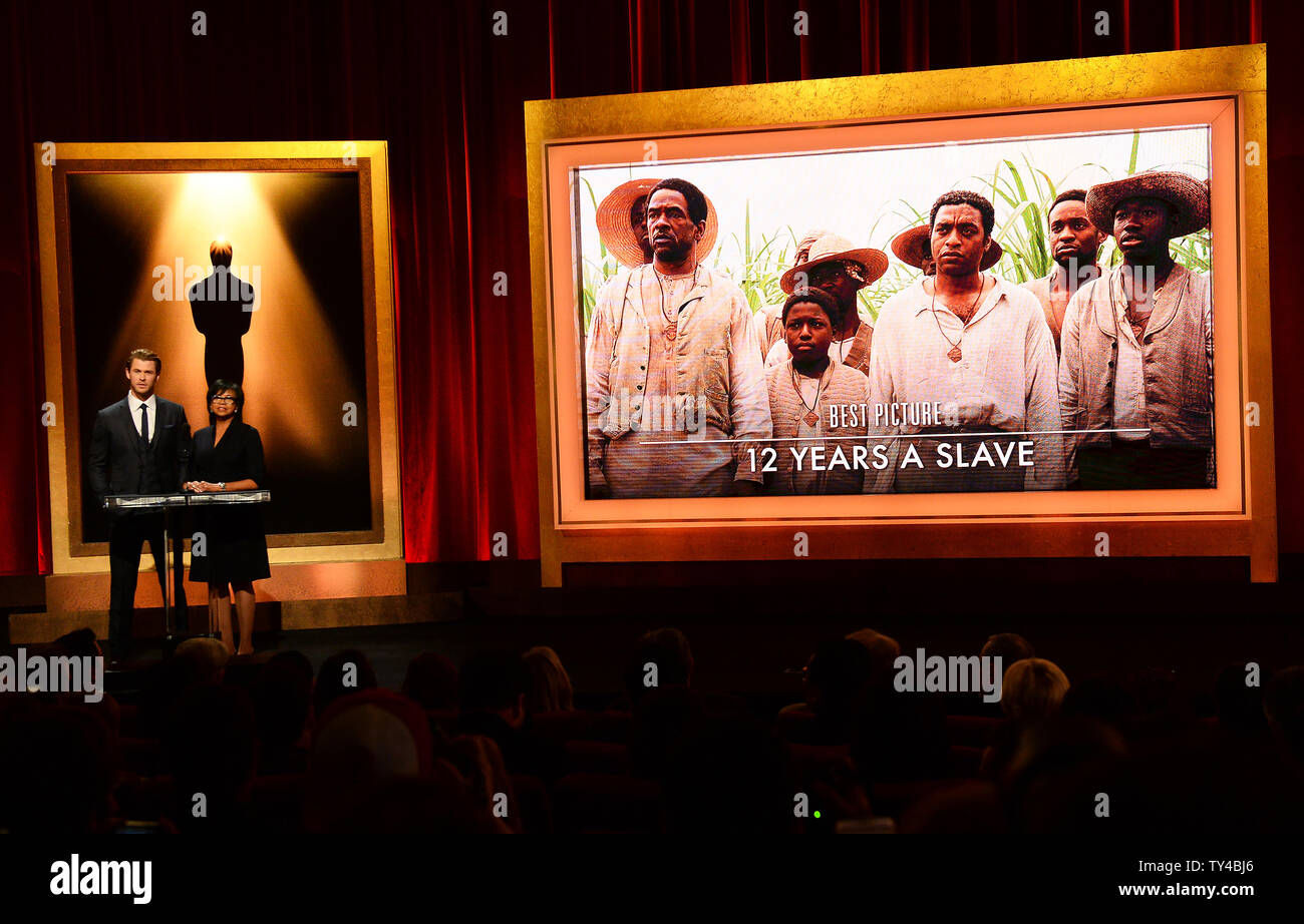 Die Oscar Nominierungen für beste Bild inklusive "12 Jahre ein Sklave" durch Schauspieler Chris Hemsworth (L) und der Akademie der Künste und Wissenschaften Präsident Cheryl Boone Isaacs am Samuel Goldwyn Theater in Beverly Hills, Kalifornien am 16. Januar 2014 angekündigt werden. Die 86. jährlichen Academy Awards findet am 2. März. UPI/Jim Ruymen Stockfoto