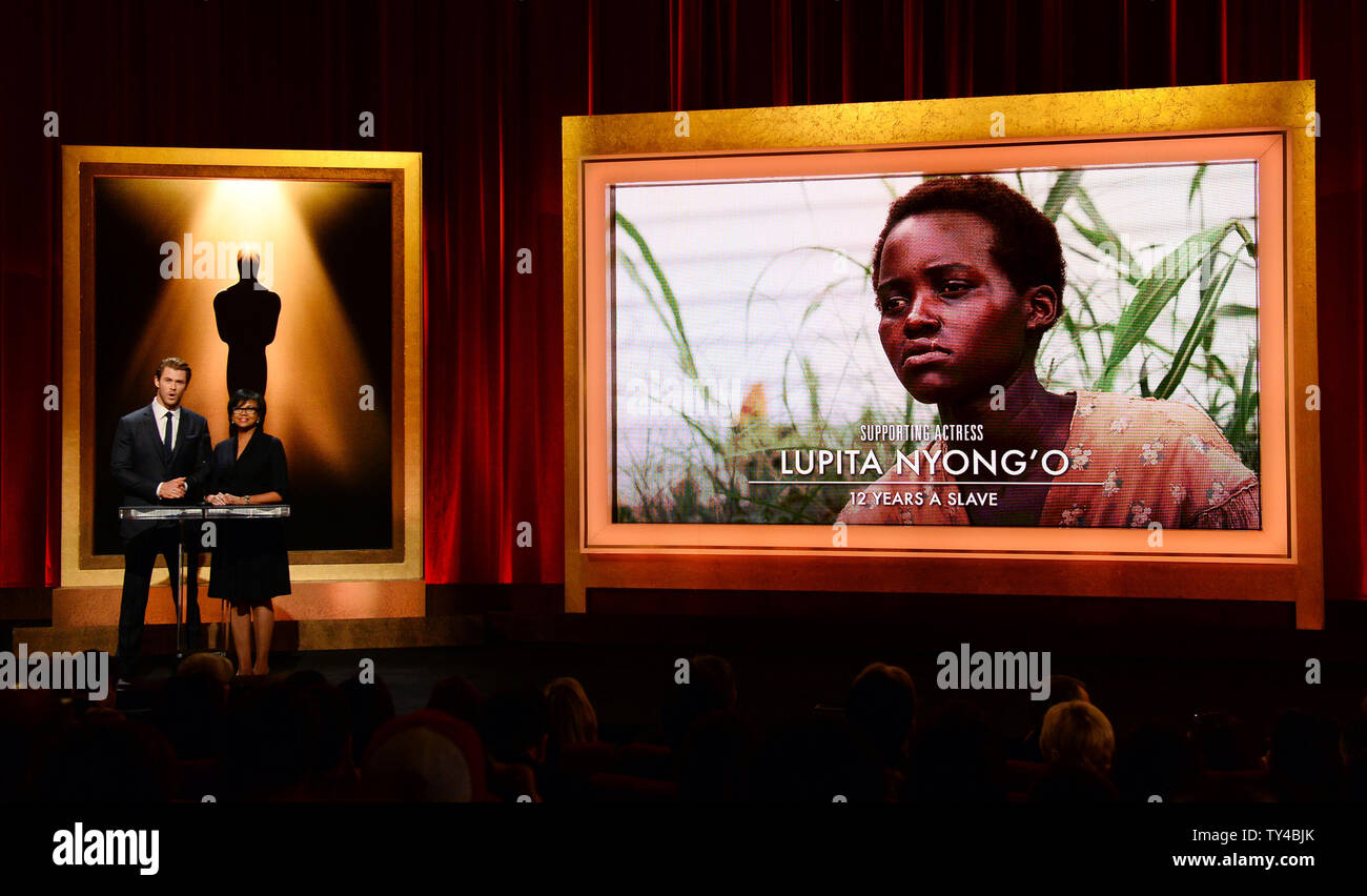 Die Oscar Nominierungen für Beste Nebendarstellerin einschließlich lupita Nyong'o für '12 Jahre ein Sklave" durch Schauspieler Chris Hemsworth (L) und der Akademie der Künste und Wissenschaften Präsident Cheryl Boone Isaacs am Samuel Goldwyn Theater in Beverly Hills, Kalifornien am 16. Januar 2014 angekündigt werden. Die 86. jährlichen Academy Awards findet am 2. März. UPI/Jim Ruymen Stockfoto