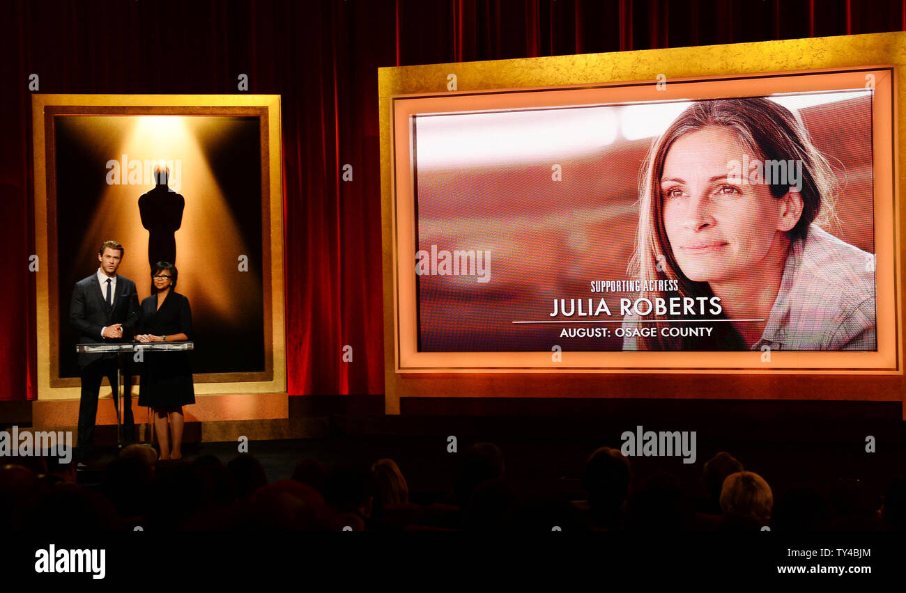 Die Oscar Nominierungen für Beste Nebendarstellerin einschließlich Julia Roberts für "August: Osage County" von dem Schauspieler Chris Hemsworth (L) und der Akademie der Künste und Wissenschaften Präsident Cheryl Boone Isaacs am Samuel Goldwyn Theater in Beverly Hills, Kalifornien am 16. Januar 2014 angekündigt werden. Die 86. jährlichen Academy Awards findet am 2. März. UPI/Jim Ruymen Stockfoto