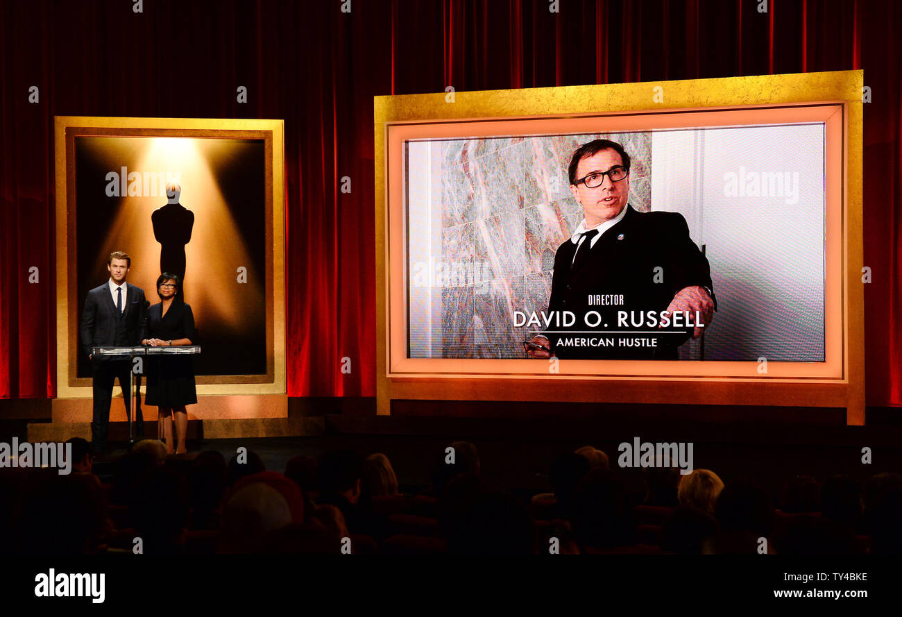 Die Oscar Nominierungen für die Beste Regie, darunter David O. Russell für 'American Hustle" durch die Schauspieler Chris Hemsworth (L) und der Akademie der Künste und Wissenschaften Präsident Cheryl Boone Isaacs am Samuel Goldwyn Theater in Beverly Hills, Kalifornien hat am 16. Januar 2014. Die 86. jährlichen Academy Awards findet am 2. März. UPI/Jim Ruymen Stockfoto