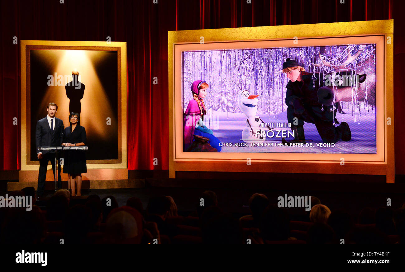 Die Oscar Nominierungen für die Beste Animation einschließlich "eingefroren" werden angekündigt, von dem Schauspieler Chris Hemsworth (L) und der Akademie der Künste und Wissenschaften Präsident Cheryl Boone Isaacs am Samuel Goldwyn Theater in Beverly Hills, Kalifornien am 16. Januar 2014. Die 86. jährlichen Academy Awards findet am 2. März. UPI/Jim Ruymen Stockfoto