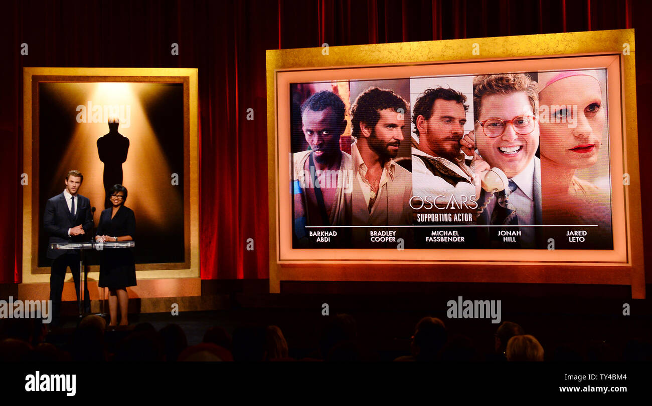 Die Oscar Nominierungen für den besten Nebendarsteller einschließlich sind durch Schauspieler Chris Hemsworth (L) und der Akademie der Künste und Wissenschaften Präsident Cheryl Boone Isaacs am Samuel Goldwyn Theater in Beverly Hills, Kalifornien am 16. Januar 2014 angekündigt. Die 86. jährlichen Academy Awards findet am 2. März. UPI/Jim Ruymen Stockfoto