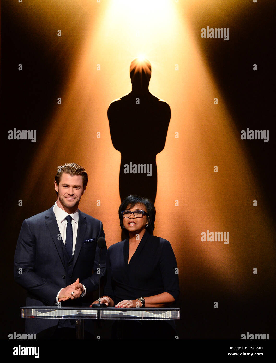 Schauspieler Chris Hemsworth (L) und der Akademie der Künste und Wissenschaften Präsident Cheryl Boone Isaacs beginnen bei der Bekanntgabe der Oscar-nominierungen am Samuel Goldwyn Theater in Beverly Hills, Kalifornien am 16. Januar 2014. Die 86. jährlichen Academy Awards findet am 2. März. UPI/Jim Ruymen Stockfoto