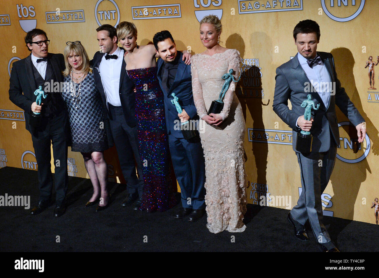 Autor und Regisseur David O. Russell (L) Backstage mit 'Darsteller amerikanische Hustle "Colleen Camp, Alessandro Nivola, Jennifer Lawrence, Michael Pena, Elisabeth Rohm und Jeremy Renner, nachdem der Film war bester Film bei den 20. jährlichen SAG Awards im Shrine Auditorium in Los Angeles am 18. Januar 2014 stattfinden wird. UPI/Jim Ruymen Stockfoto